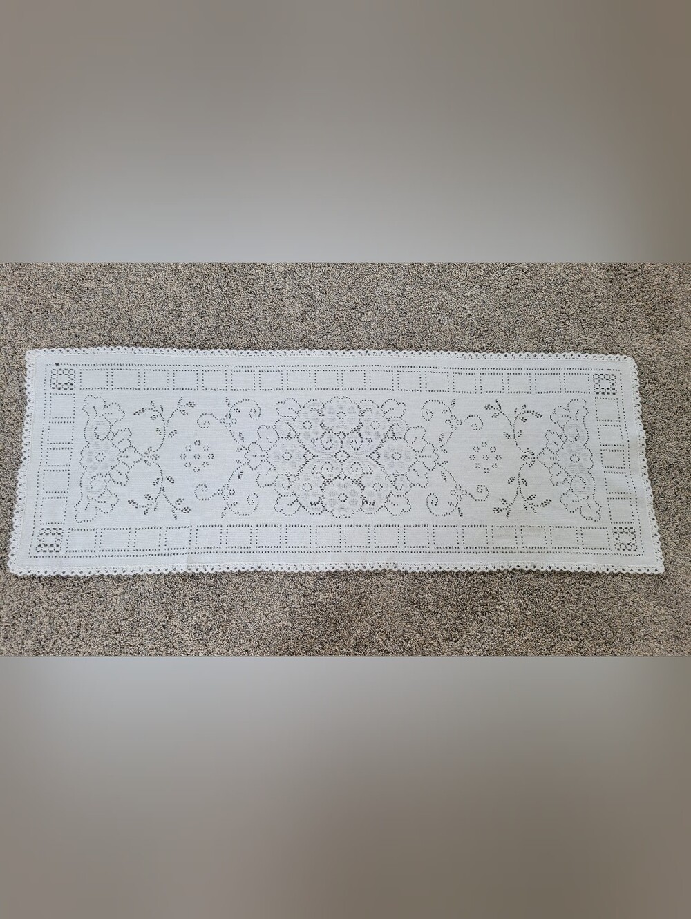 Vintage table runner / vintage dresser scarf